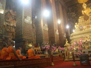 Potret Aktivitas Bhiksu di di Vihara Wat Pho, Bangkok