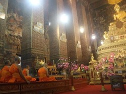 Potret Aktivitas Bhiksu di di Vihara Wat Pho, Bangkok