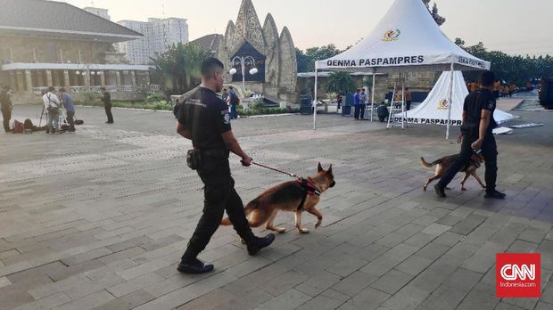 Petugas melakukan pengecekan area ucapara pemakaman BJ Habibie di TMP Kalibata.