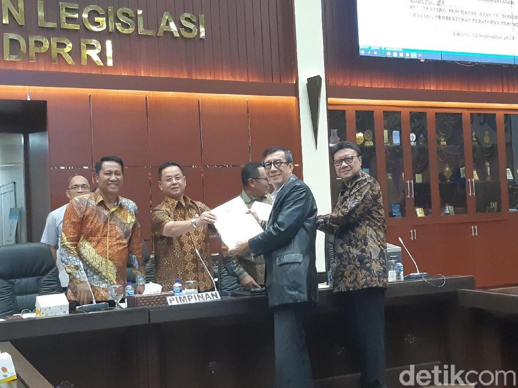 DPR Bakal Sahkan Aturan untuk Carry Over RUU yang Belum Rampung DPR Bakal Sahkan Aturan untuk Carry Over RUU yang Belum Rampung