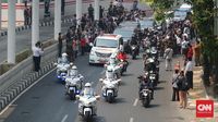 Warga berkumpul di tepi jalan untuk melihat iring-iringan jenazah BJ Habibie saat dibawa ke TMP Kalibata