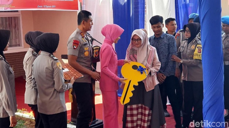 Istri dan Anak Ipda Erwin Tempati Rumah Baru Istri dan Anak Ipda Erwin Tempati Rumah Baru