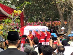 Dipimpin Jokowi, BJ Habibie Dimakamkan Secara Militer di TMP Kalibata