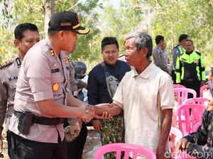 Polisi Pacitan Serahkan Tandon Bantu Warga Atasi Krisis Air Bersih