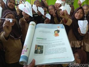 Siswa SD di Enrekang Kenang Habibie Lewat Pesawat Kertas