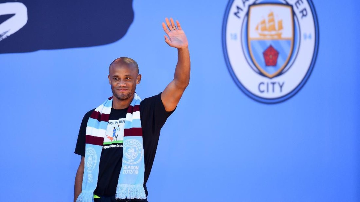 Vincent Kompany tidak akan tampil di laga testimonialnya karena masih cedera (Foto: Nathan Stirk/Getty Images)