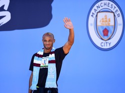 Masih Cedera, Kompany Absen di Laga Testimonialnya Sendiri