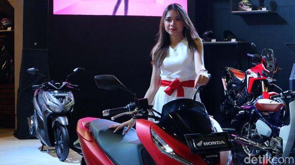SPG Cantik di GIIAS Makassar