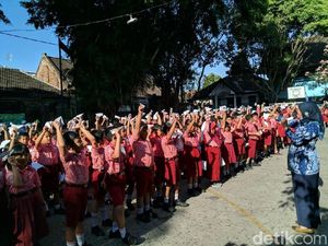 BJ Habibie Meninggal, Ratusan Siswa SD Terbangkan Pesawat Kertas
