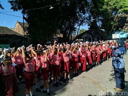 BJ Habibie Meninggal, Ratusan Siswa SD Terbangkan Pesawat Kertas