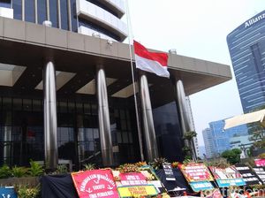 Kibarkan Bendera Setengah Tiang, KPK Kenang Jasa Habibie Berantas Korupsi Kibarkan Bendera Setengah Tiang, KPK Kenang Jasa Habibie Berantas Korupsi