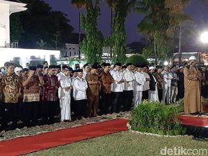 Gubernur Sulsel Bersama Warga Salat Gaib dan Zikir Bersama untuk Habibie Gubernur Sulsel Bersama Warga Salat Gaib dan Zikir Bersama untuk Habibie