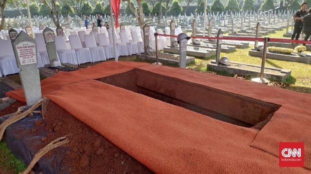 Liang lahat bagi jasad BJ Habibie di TMP Kalibata.