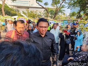 Berpakaian Hitam-hitam, Ahok Melayat ke Rumah Duka BJ Habibie