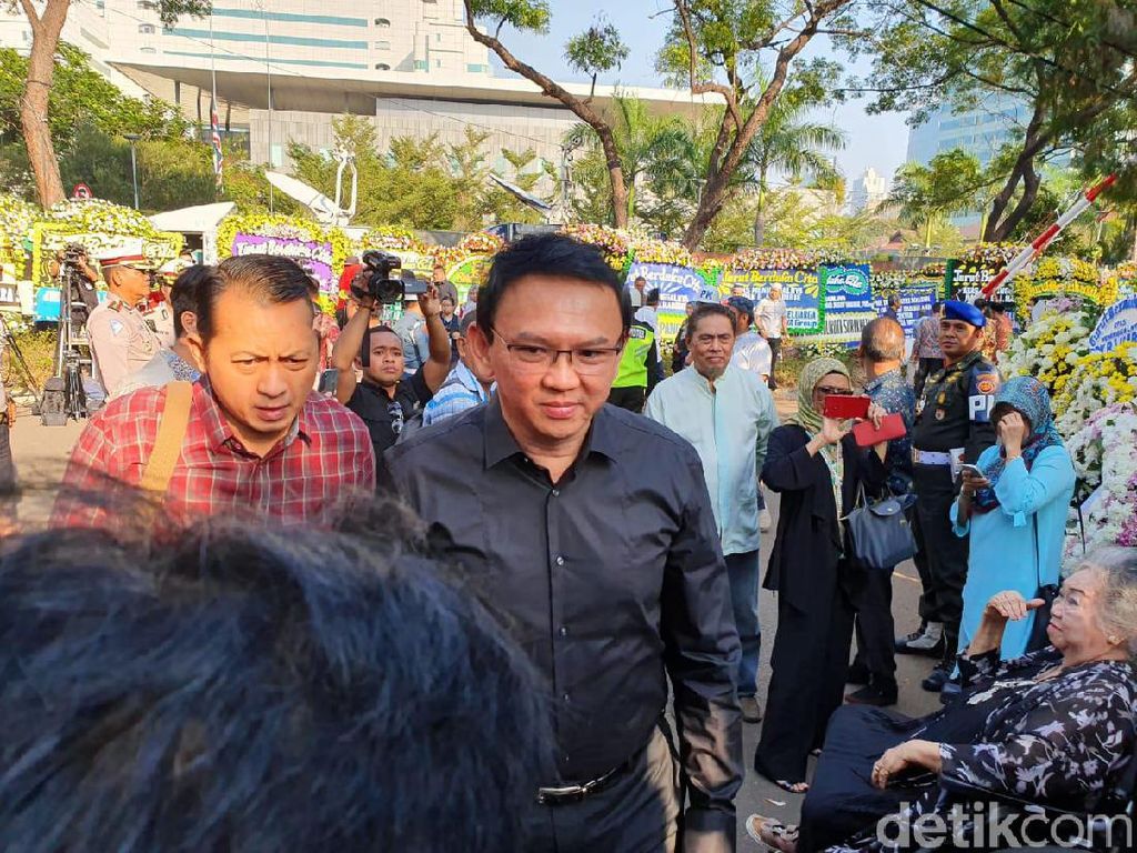 Berpakaian Hitam-hitam, Ahok Melayat ke Rumah Duka BJ Habibie Berpakaian Hitam-hitam, Ahok Melayat ke Rumah Duka BJ Habibie