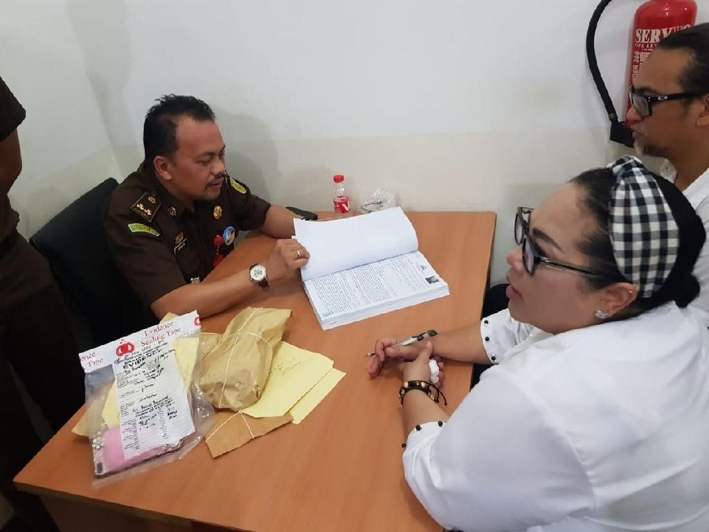 Diserahkan ke Kejaksaan, Nunung-Suami Segera Disidang Terkait Kasus Narkoba Diserahkan ke Kejaksaan, Nunung-Suami Segera Disidang Terkait Kasus Narkoba