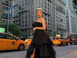 Youtuber James Charles Dikritik Pakai Gaun Wanita di New York Fashion Week