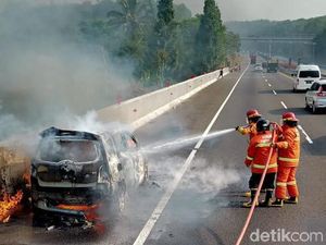 Sebuah Mobil Terbakar di Tol Cipularang