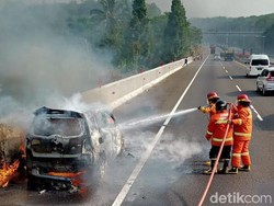 Sebuah Mobil Terbakar di Tol Cipularang