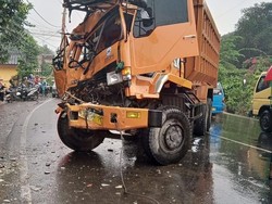 Adu Banteng Bus Vs Dump Truck di Cileungsi, 7 Orang Terluka