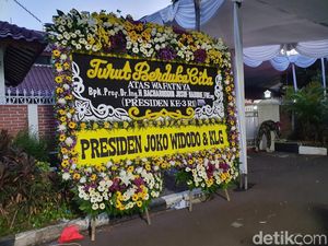 Karangan Bunga Jokowi-Maruf Berdiri di Halaman Rumah Duka Habibie