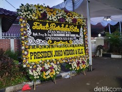 Karangan Bunga Jokowi-Maruf Berdiri di Halaman Rumah Duka Habibie