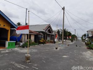 Bendera Setengah Tiang Untuk Habibie di Pulau Miangas Bendera Setengah Tiang Untuk Habibie di Pulau Miangas