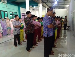 Siswa dan Guru di Lamongan Salat Gaib untuk BJ Habibie
