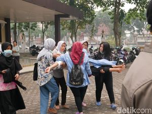 Demo di Tengah Kabut Asap, 2 Mahasiswi di Riau Pingsan Demo di Tengah Kabut Asap, 2 Mahasiswi di Riau Pingsan