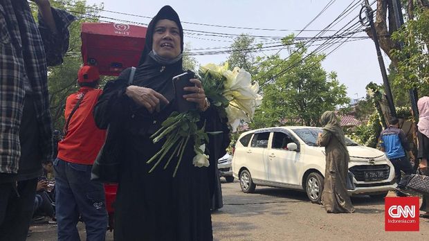 Untuk Kenangan, Warga Berebut Karangan Bunga Duka Habibie