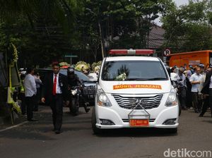 Iring-iringan yang Antar Mendiang BJ Habibie ke TMP Kalibata