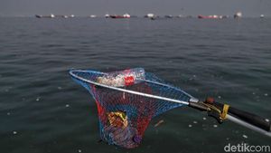 Aksi Bersihkan Sampah Laut Sambut Hari Perhubungan Nasional