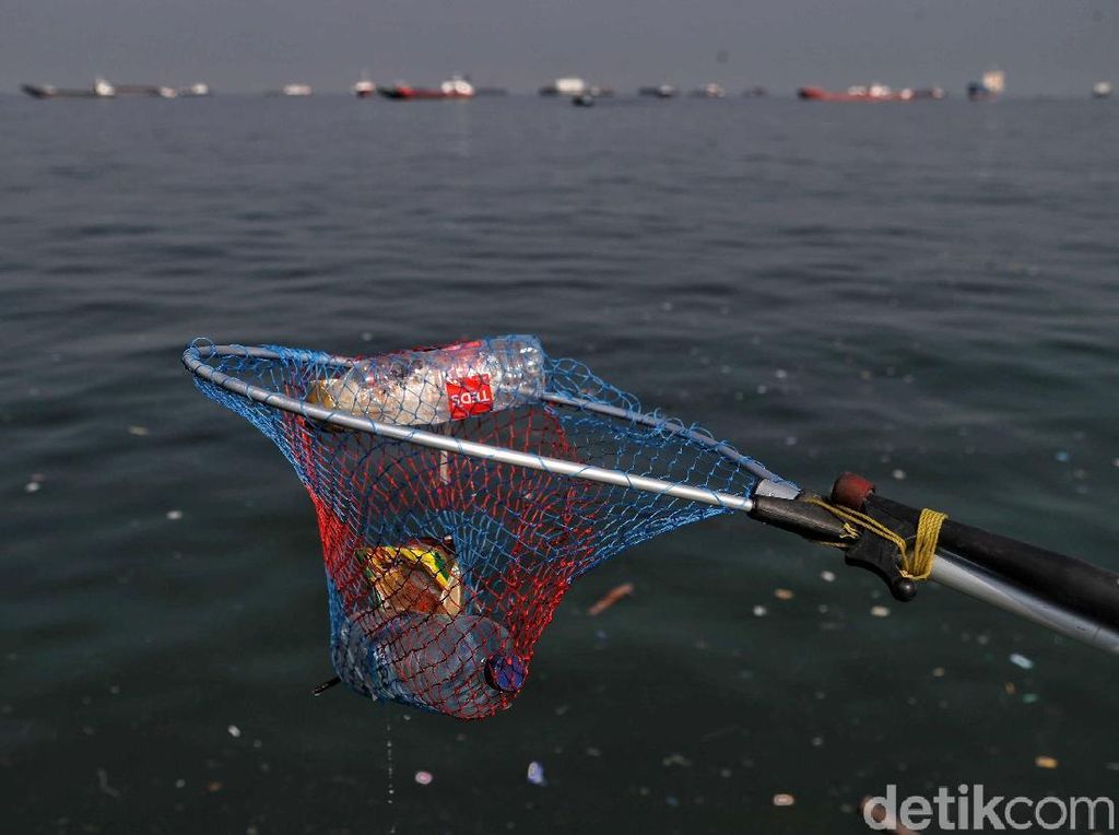 Aksi Bersihkan Sampah Laut Sambut Hari Perhubungan Nasional