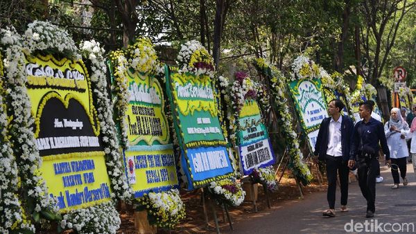 Potret Karangan Bunga Duka Cita untuk BJ Habibie