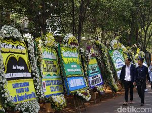 Potret Karangan Bunga Duka Cita untuk BJ Habibie