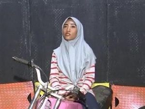 Wanita Berhijab Penakluk Tong Setan