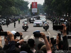 Video Warga Turun ke Jalan Sambut Iring-iringan Jenazah BJ Habibie