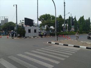Arus Lalin Ditutup, Jalan TMP Kalibata Dipasangi Traffic Cone