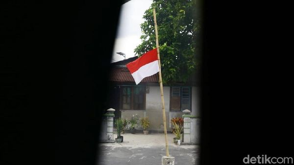 Bendera Setengah Tiang dari Warga Miangas untuk BJ Habibie