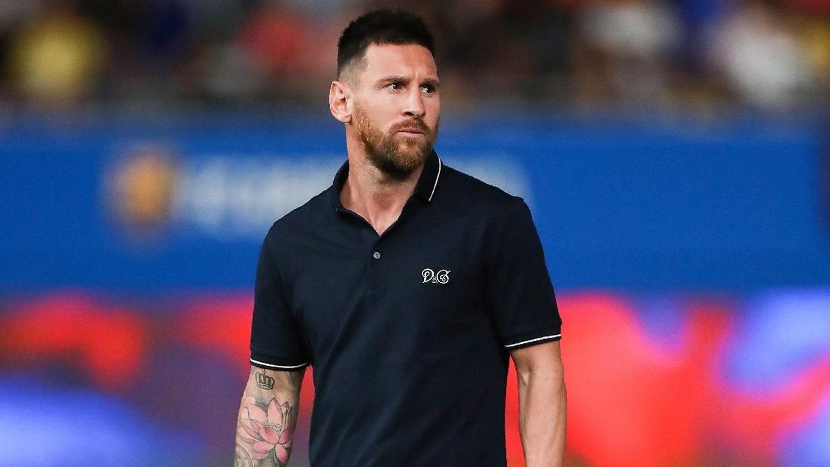Lionel Messi sudah absen selama satu bulan karena cedera betis (Foto: David Ramos/Getty Images)