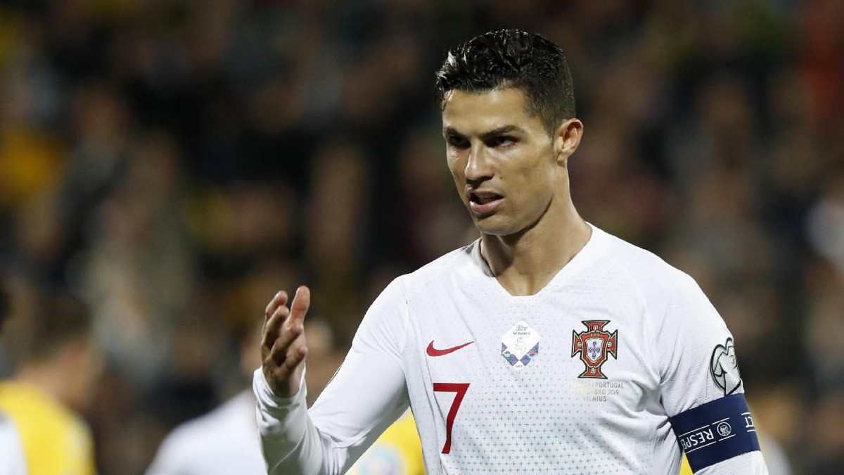 Cristiano Ronaldo mengancam rekor gol Ali Daei. (Foto: Mindaugas Kulbis/AP Photo)