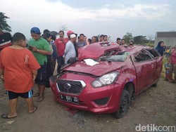 Korban Tewas Mobil Tertabrak KA di Jombang jadi 4 Orang, Ini Identitasnya