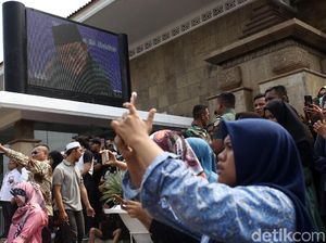 Warga Ramai-ramai Abadikan Kedatangan Jenazah BJ Habibie