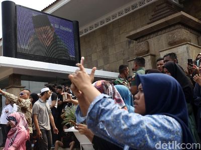 Warga Ramai-ramai Abadikan Kedatangan Jenazah BJ Habibie