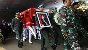 Berbalut Merah Putih, Jenazah BJ Habibie Diberangkatkan ke TMP Kalibata