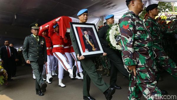 Berbalut Merah Putih, Jenazah BJ Habibie Diberangkatkan ke TMP Kalibata