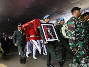 Berbalut Merah Putih, Jenazah BJ Habibie Diberangkatkan ke TMP Kalibata