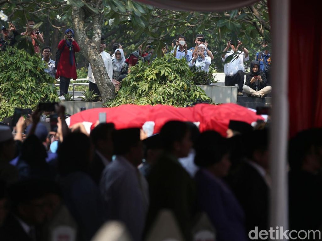 Keluarga Cendana Tak Hadir di Pemakaman BJ Habibie? Keluarga Cendana Tak Hadir di Pemakaman BJ Habibie?