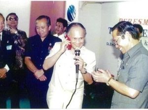 Momen BJ Habibie dan Ponsel Siemens Merah Menyala 25 Tahun Silam Momen BJ Habibie dan Ponsel Siemens Merah Menyala 25 Tahun Silam