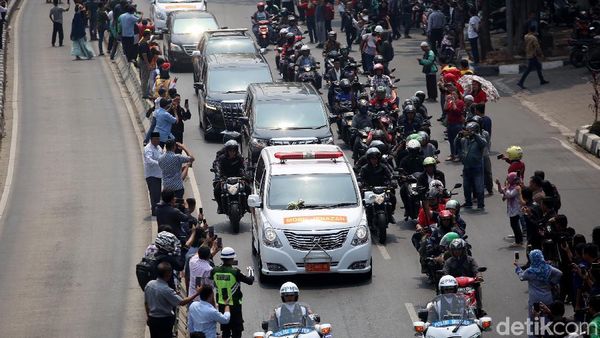Potret Iring-iringan Mobil Jenazah BJ Habibie Menuju Kalibata